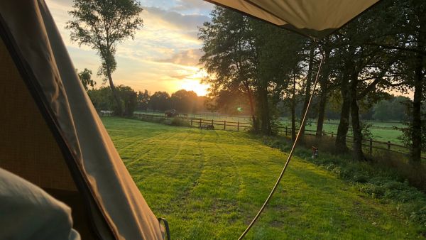 Duurzaam, reizen, met Bart, en, Annelouc, tent, zonsondergang