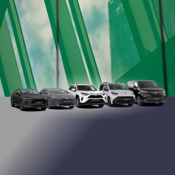 Vier Toyota Elektro- und Hybridfahrzeuge vor grünem, grafischem Hintergrund – von links nach rechts: bZ4X, Prius Plug-in Hybrid, Proace City Verso Electric und Proace Verso Electric.