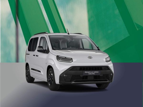 Weißer Toyota Proace City Verso Electric, aufgenommen von vorne links, vor modernem, grünem Hintergrund.