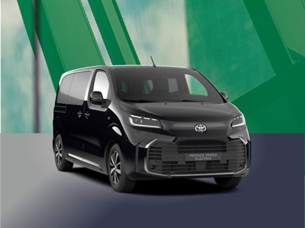 Schwarzer Toyota Proace Verso Electric, großräumiger Elektro-Van, frontal leicht von links aufgenommen.