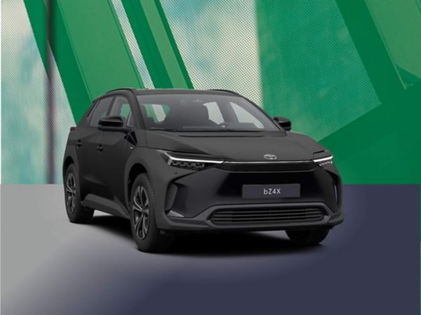Schwarzer Toyota bZ4X von vorne links, auf graublauem Boden mit grünem Hintergrund.