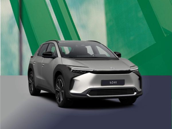 Frontansicht des silbernen Toyota bZ4X vor grünem, grafisch gestaltetem Hintergrund