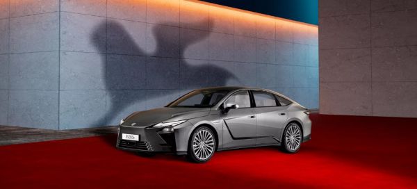 ES stationnée sur un tapis rouge