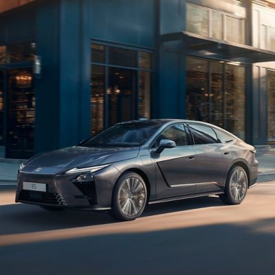 Lexus ES edestä