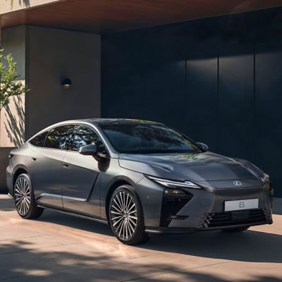 Lexus ES edestä