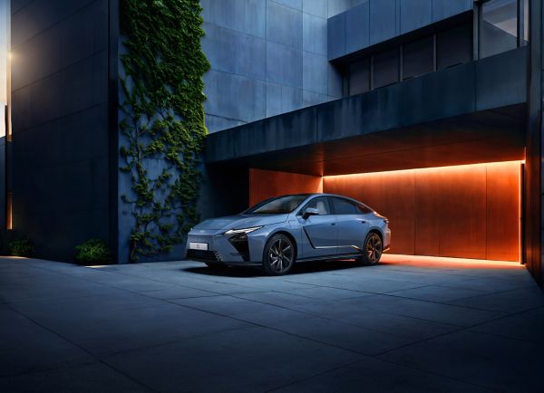 Täysin uusi Lexus ES