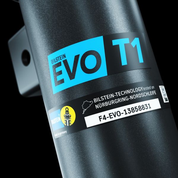 Schwarzer Stoßdämpfer mit einem auffälligen blau-weißen Etikett, auf dem „BILSTEIN EVO T1“ steht und das die technologischen Ursprünge und die Modellnummer angibt.