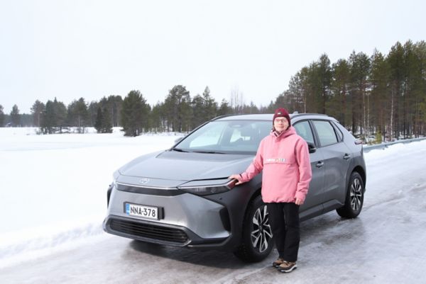 Toyota bZ4X ja Eija Airisniemi