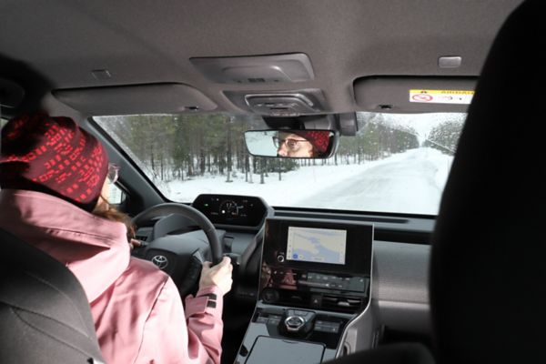 Toyota bZ4X ja Eija Airisniemi