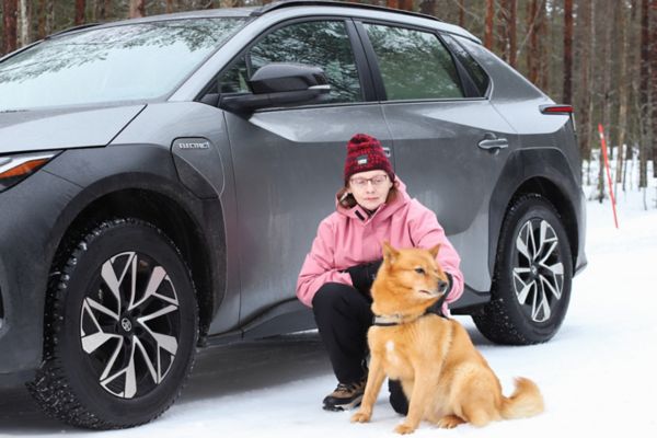 Toyota bZ4X ja Eija Airisniemi