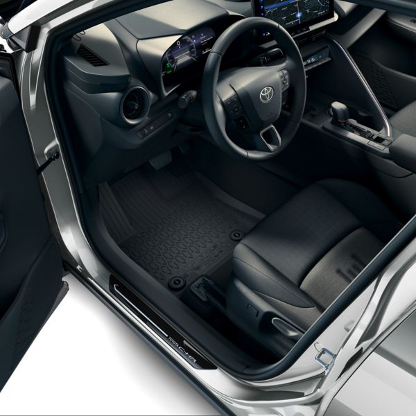 Offene Fahrertür mit Blick auf die schwarzen Einstiegsleisten mit dem Toyota C-HR Logo