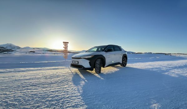 Toyota bZ4X ved siden av stolpe som viser elvettreglene