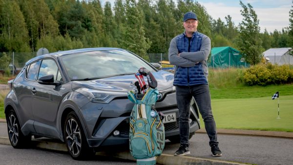 Radio NRJ:n ja Nostalgian maajohtaja Esa Lahdenpää ja Toyota C-HR
