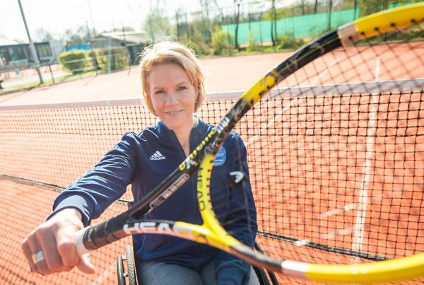 Esther-Vergeer-tennisracket-tennisbaan