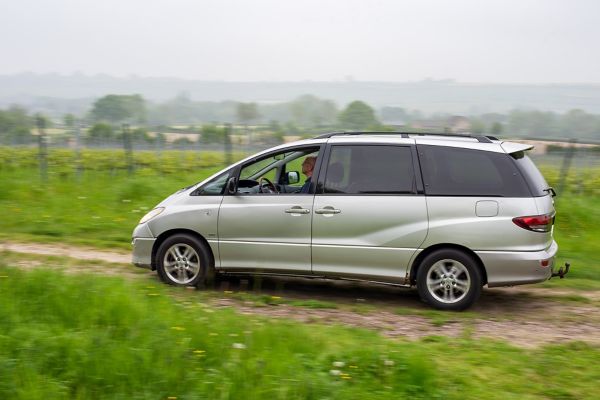 Exterieur, Erik, rijdend, Toyota Previa, linker zijaanzicht, zilver