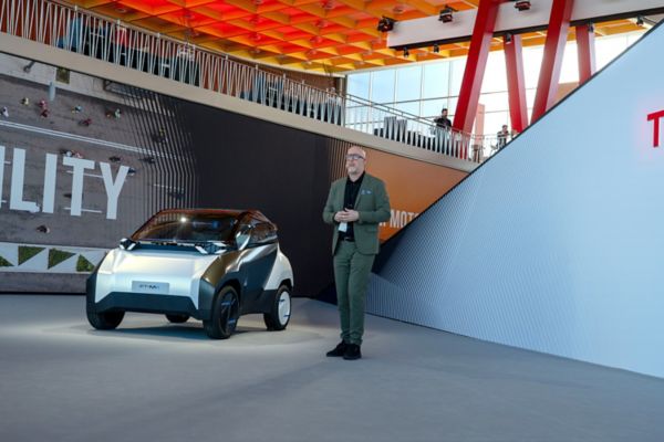 Toyota FT-Me ja a Motor Europen uusista mobiliteettiratkaisuista vastaava Stijn Peeters