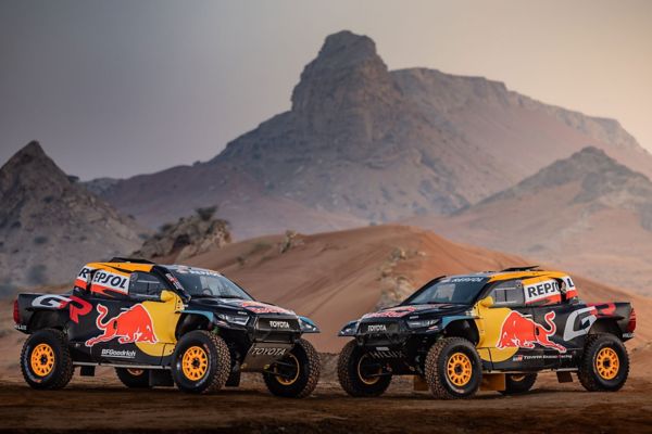 Dağlar önünde 2 HILUX EVO GR