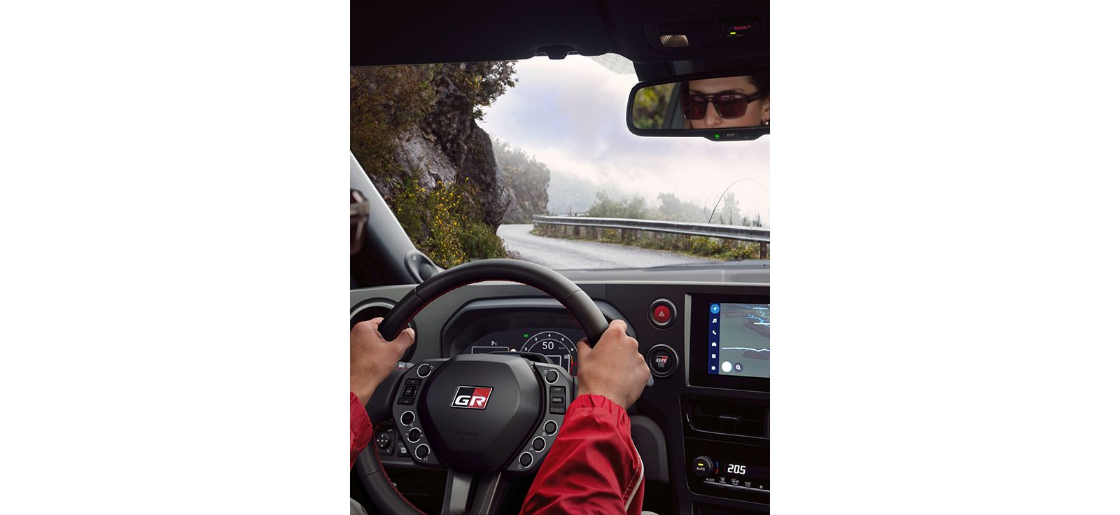 Bestuurder houdt het stuur vast van de GR Yaris, foto vanuit de auto