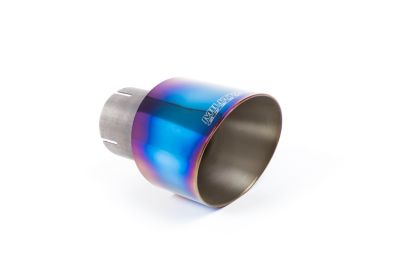 Nahaufnahme eines Endrohrs aus geflämmten Titanium in blau violettem Glanz vor neutralem Hintergrund