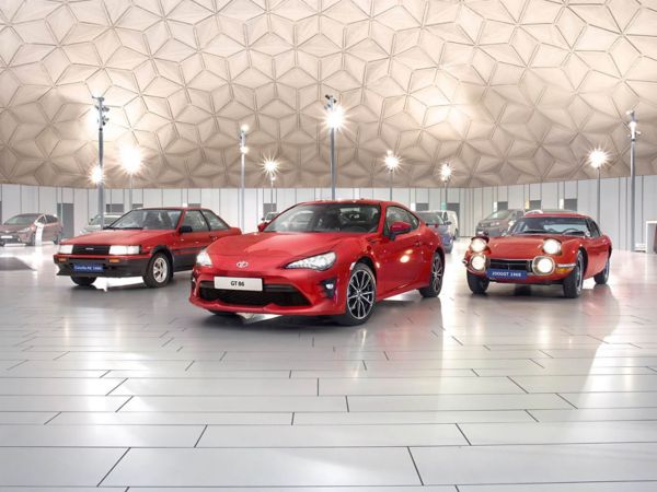 Toyota GT86 in red next to a Toyota Corolla and Toyota 2000GT