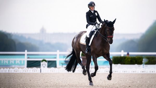 Paralympic medallist Jonnie Peacock running on track