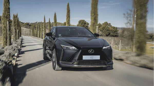 Lexus RZ a circular numa estrada montanhosa
