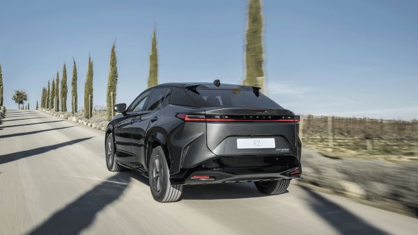 Lexus RZ a circular numa estrada montanhosa