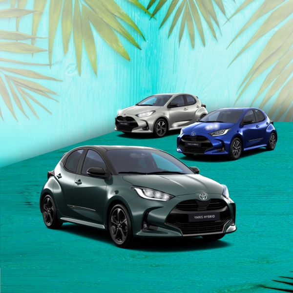 Drei Toyota Yaris Hybrid Autos in unterschiedlichen Farben vor einem hellen, tropisch gestalteten Hintergrund.