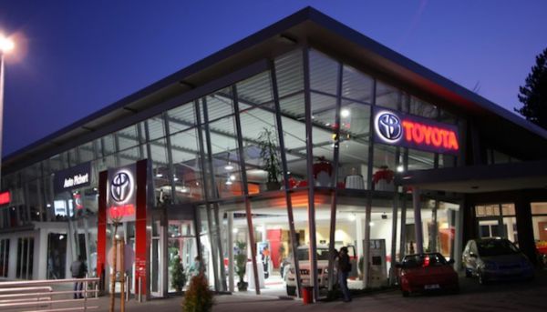 Ein Bild von dem Autohaus der Auto Pichert GmbH bei Nacht mit scheinenden Lichtern