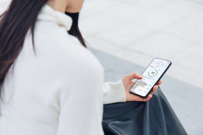 Femme utilisant son smartphone avec l'application MyToyota