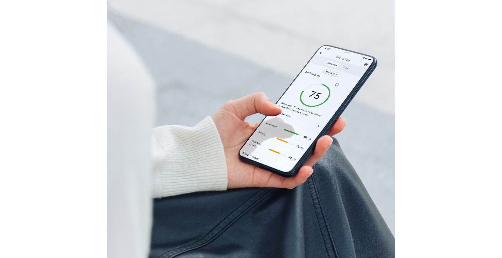 Proprietar de Toyota Yaris verificand aplicatia MyToyota