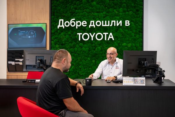 A Toyota Employee showing a consumer their phone