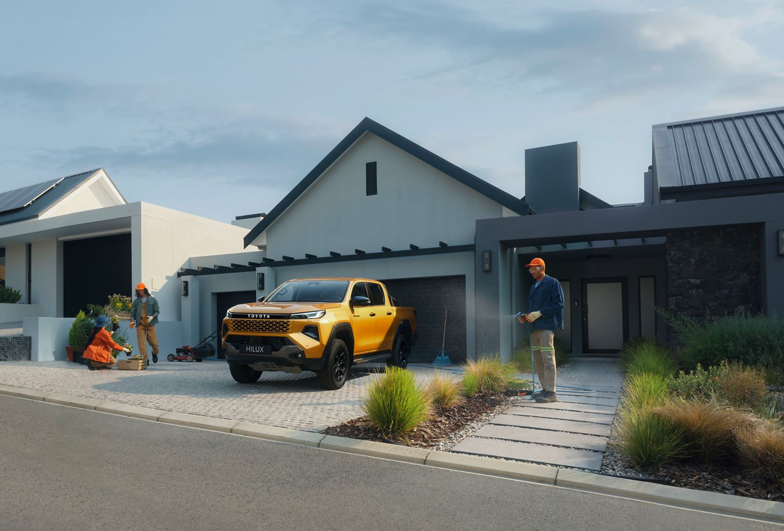 Hilux lagður í bílastæði fyrir framan hús