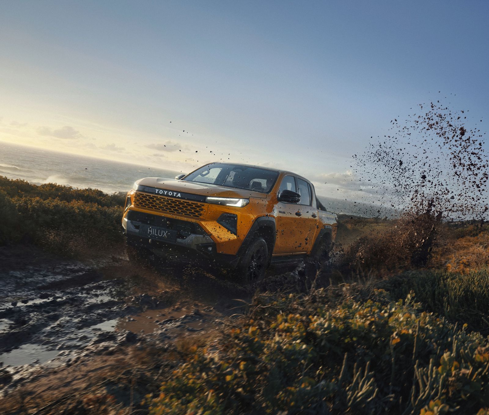 Hilux keyrir um í drullu