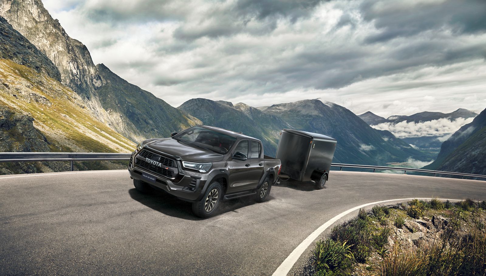 Hilux pe sosea tractand o rulota all-terrain