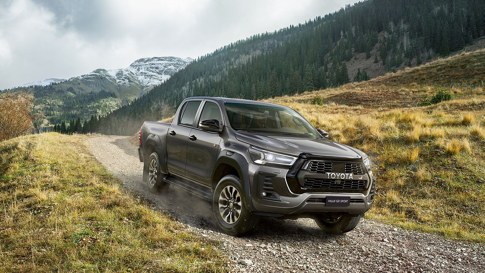 Toyota Hilux auf felsigem Untergrund