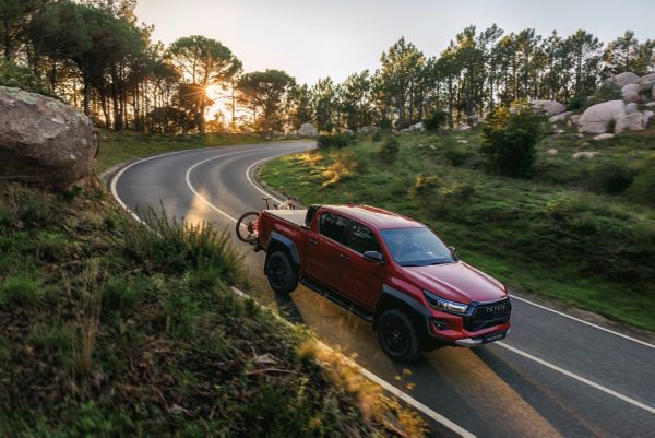 Pick-up manövriert durch eine enge Straße