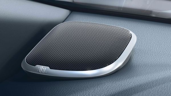 Toyota Hilux JBL sound system