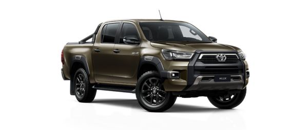 Güz bronzu Toyota Hilux ön ve yan görünüşü