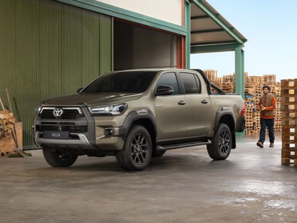 Park halinde duran Toyota Hilux