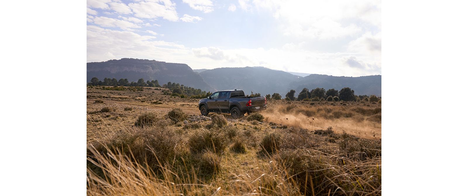 A Hilux circula numa estrada montanhosa