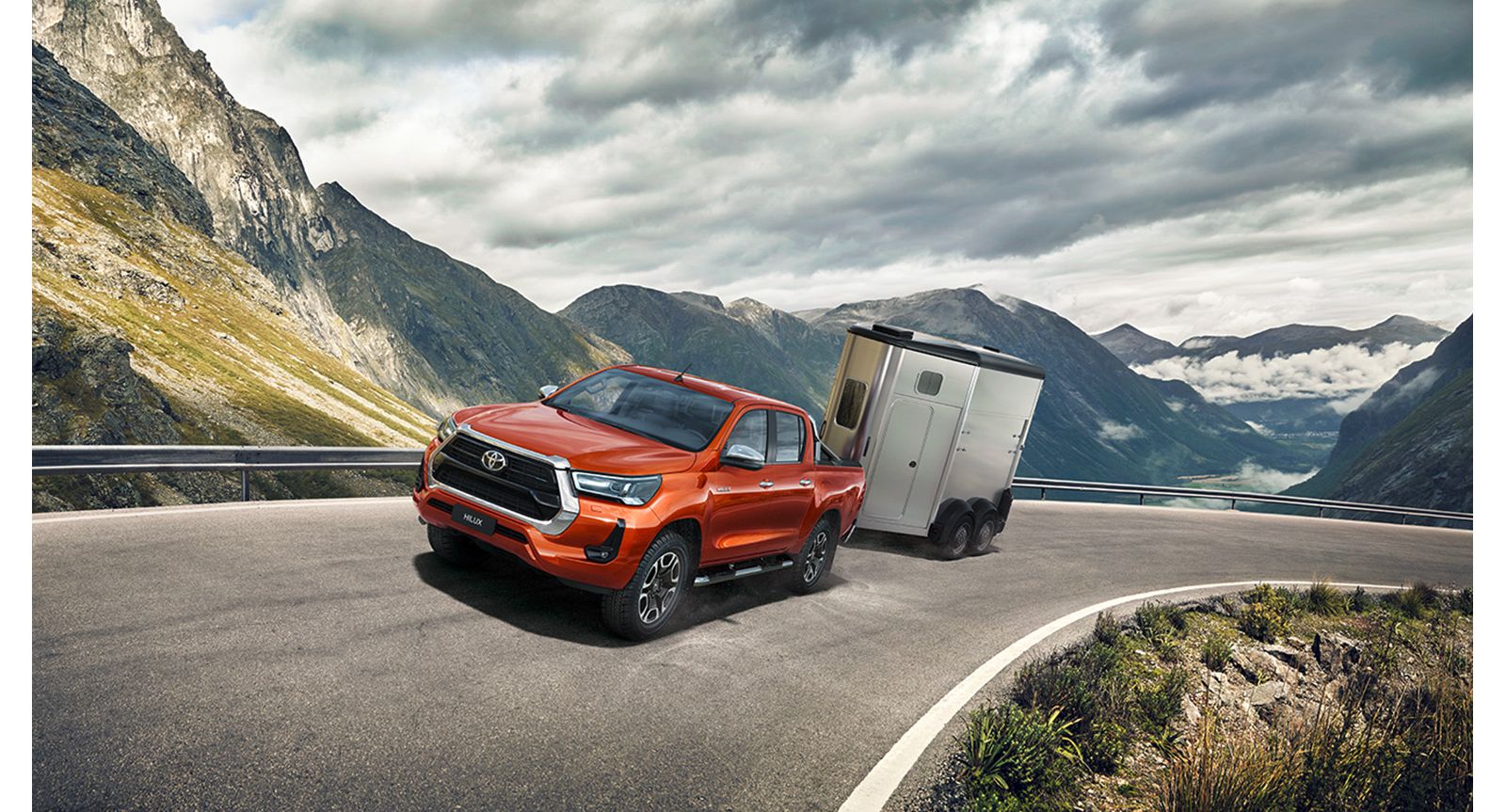Hilux na estrada a rebocar uma caravana todo-o-terreno
