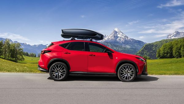 Lexus zaparkowany w wiejskiej lokacji