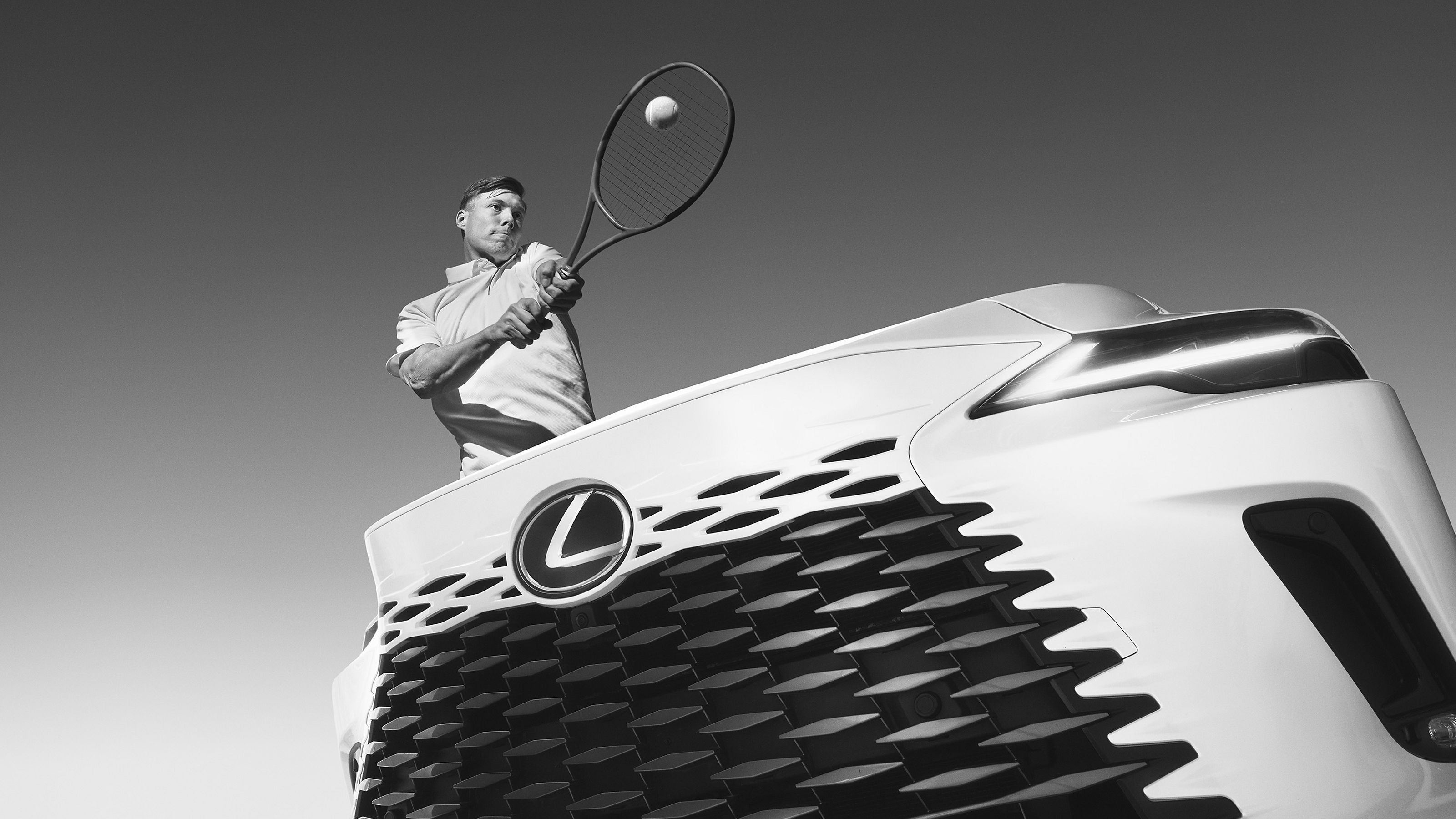 Tennispelaaja syöttää ATP-kilpailussa