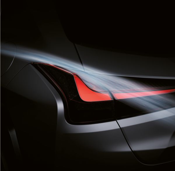 Eine Nahaufnahme des Rücklichts eines eleganten Lexus mit einem dynamischen roten Design, das sich von einem dunklen Hintergrund.