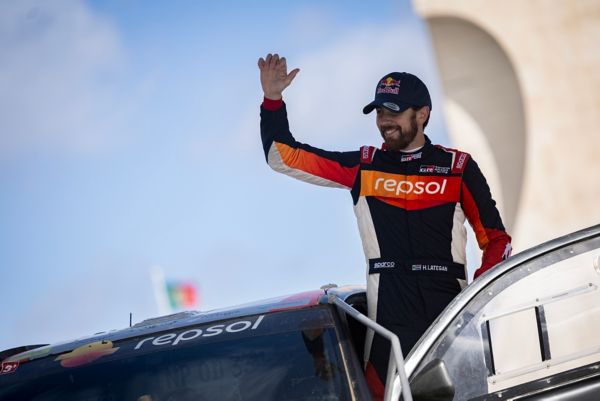 Piloto da equipa Toyota a festejar o seu resultado