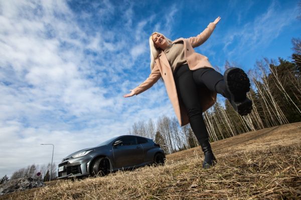 Markkinointiviestinnän suunnittelija Henna Kukkamäki ja Toyota GR Yaris