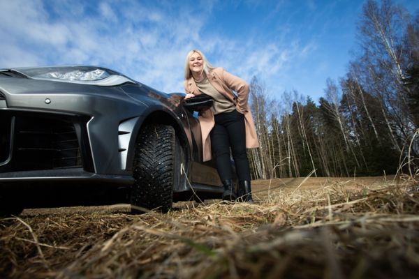 Henna Kukkamäki ja GR Yaris
