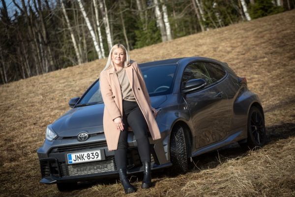 Markkinointiviestinnän suunnittelija Henna Kukkamäki ja Toyota GR Yaris