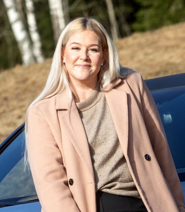 Markkinointiviestinnän suunnittelija Henna Kukkamäki ja Toyota GR Yaris